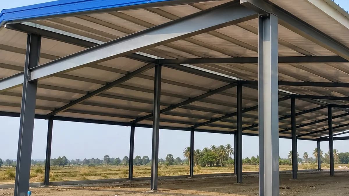 80 mm PUF roof panel, steel building Royal-blue 80 mm PUF roof panel on a steel building, showing heat and durability performance
