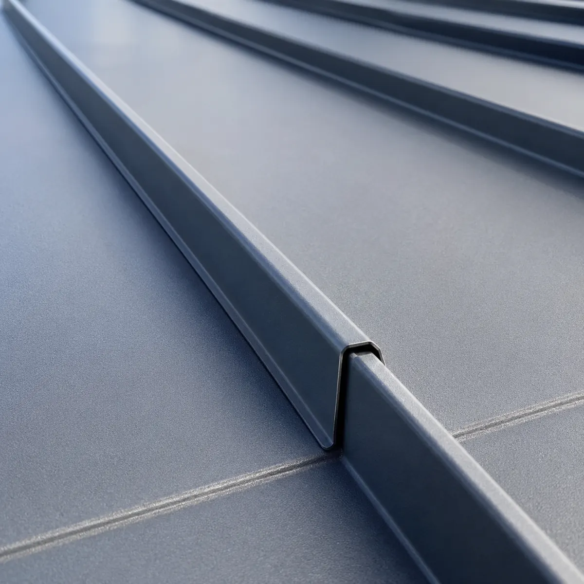 Standing seam metal roofing sheet joint with concealed fixing Standing seam metal roofing sheet joint with concealed fixing